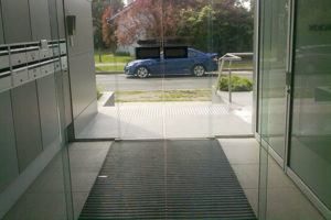 Frameless gladed doors and sidlights with no luminance contrast