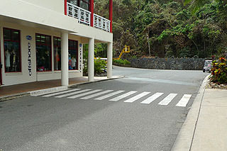 Pedestrian crossings without kerb ramps and TGSIs